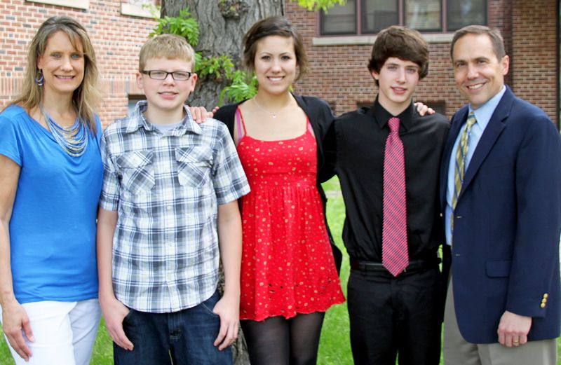 Kristy Miklas with children Zackary, Kelly, and Anthony (l-r) and husband, Carl