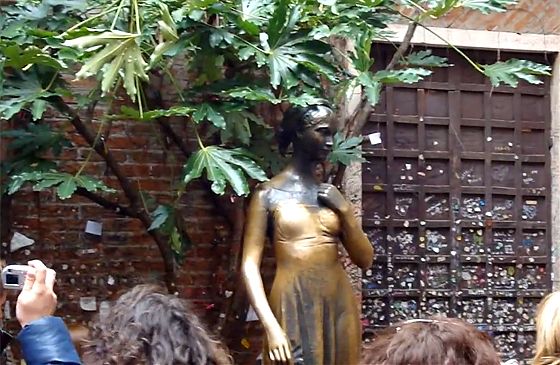 A statue of Shakespeare's Juliet Capulet