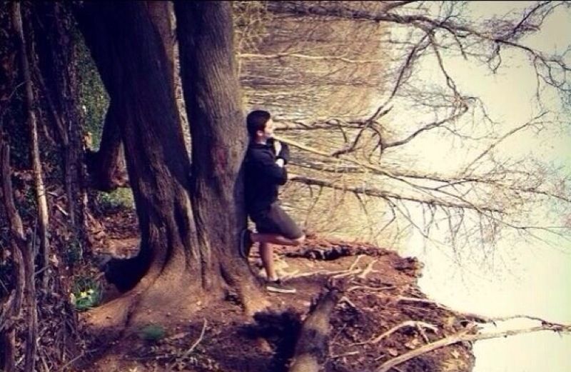 A man leaning against a tree. Photo credit: i.imgur.com/5jQMtJW.jpg