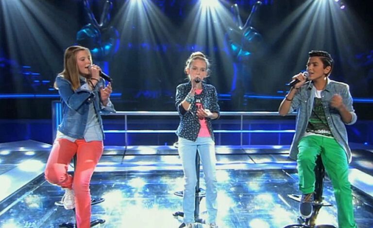 Three contestants sing on The Voice Kids