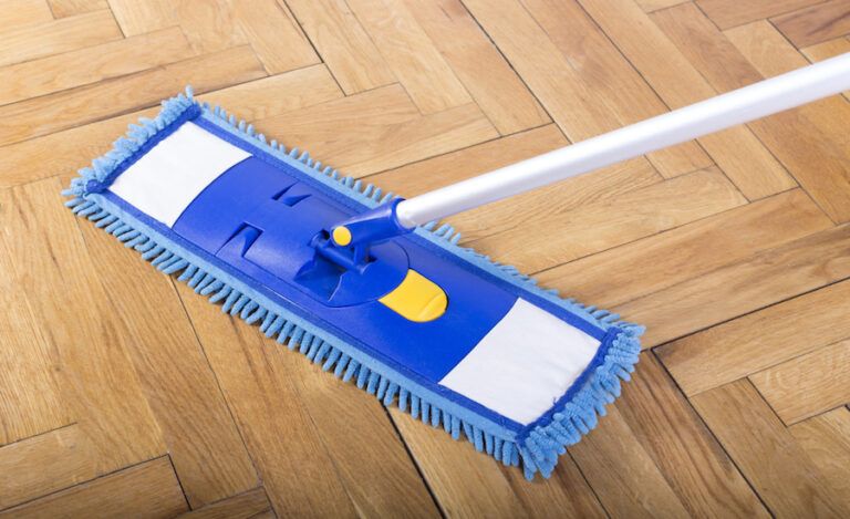 A dust mop. Thinkstock.