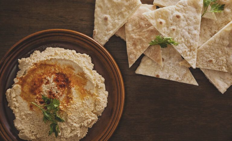 hummus and pita chips