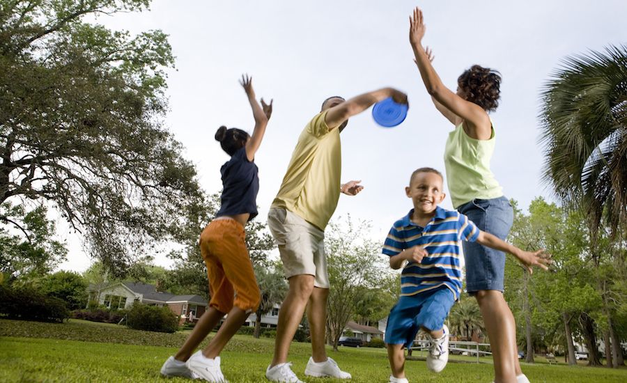 Family Frisbee. Photo: Thinkstock.