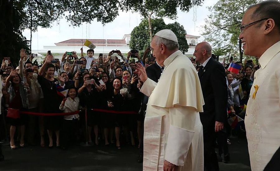 His Holiness Pope Francis acknowledge the family members of the Cabinet Secretaries at the garden area of the Malacañan Palace during the welcome ceremony for the State Visit and Apostolic Journey to the Republic of the Philippines on Friday (January 16, 2015)