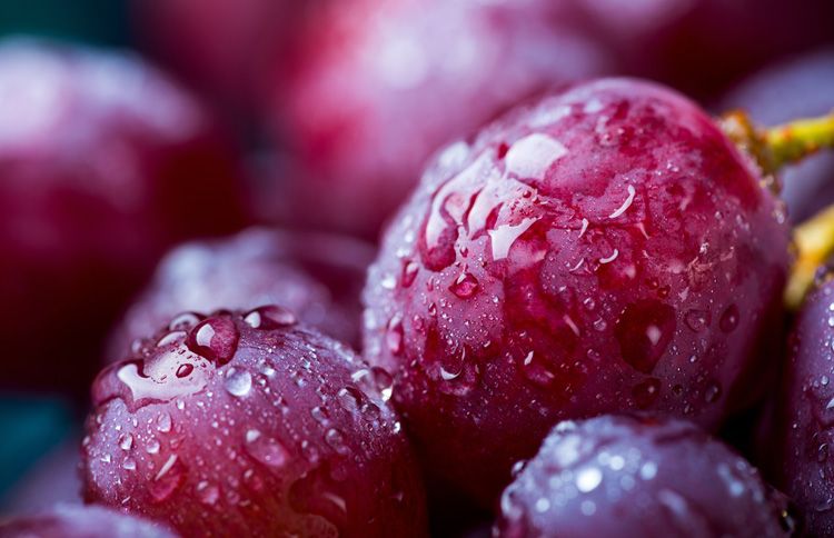 Spain rings in the New Year by eating grapes