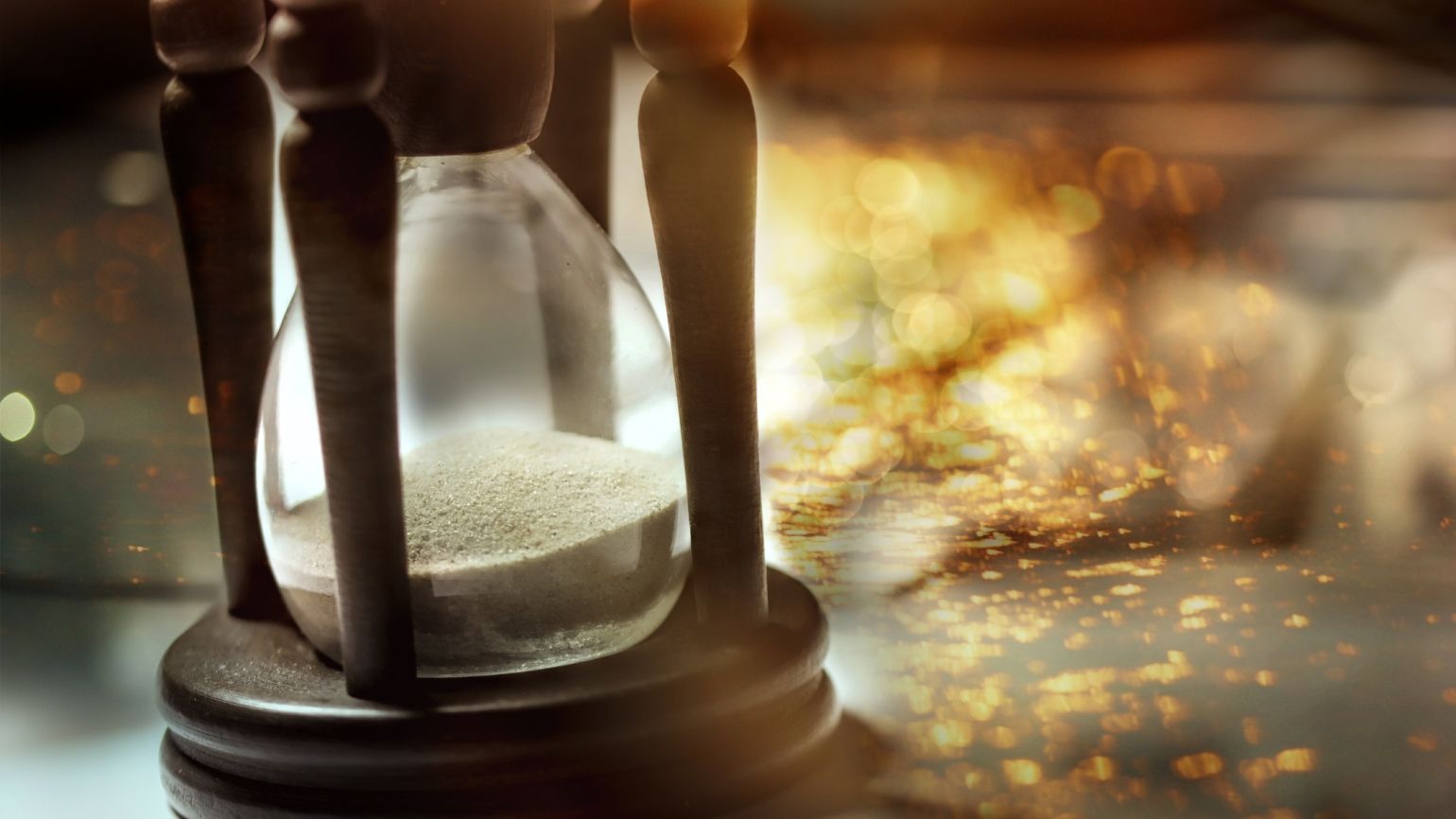 A sand timer with a prayer for New Year blessings