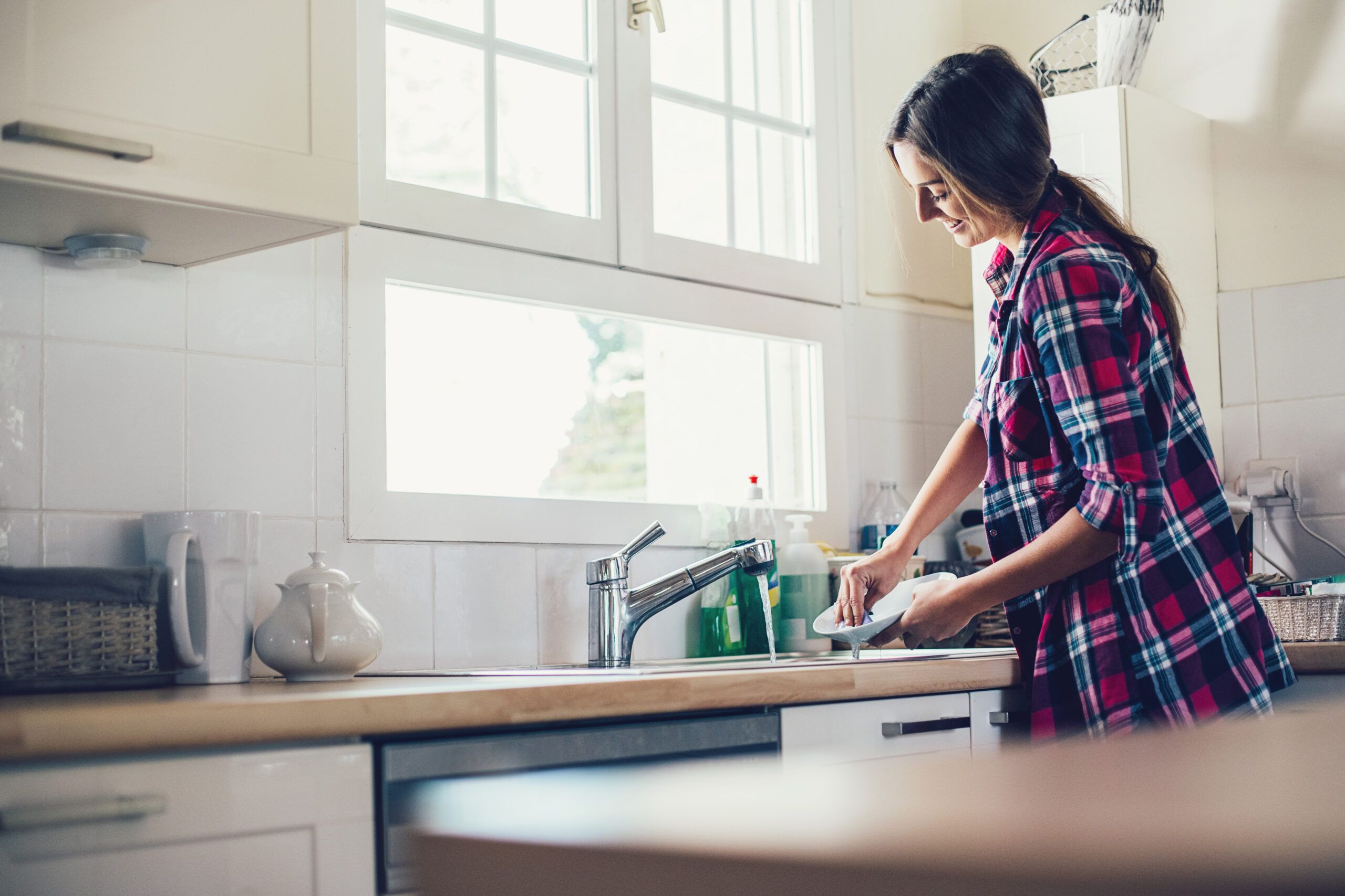 Woman cleaning dishes