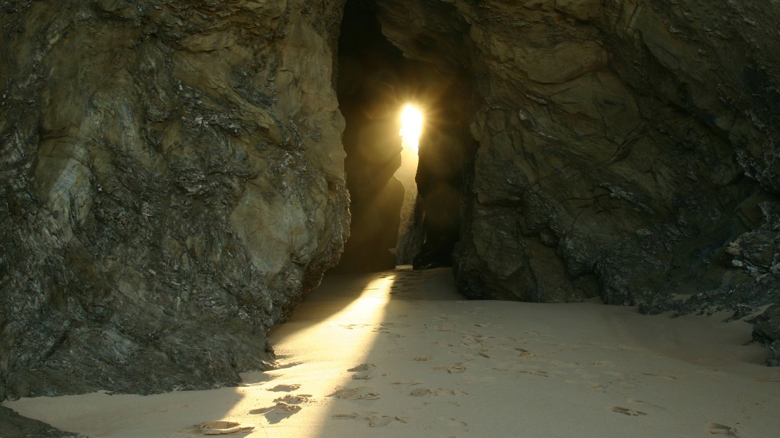 A little bit of sunlight shining through the rocks