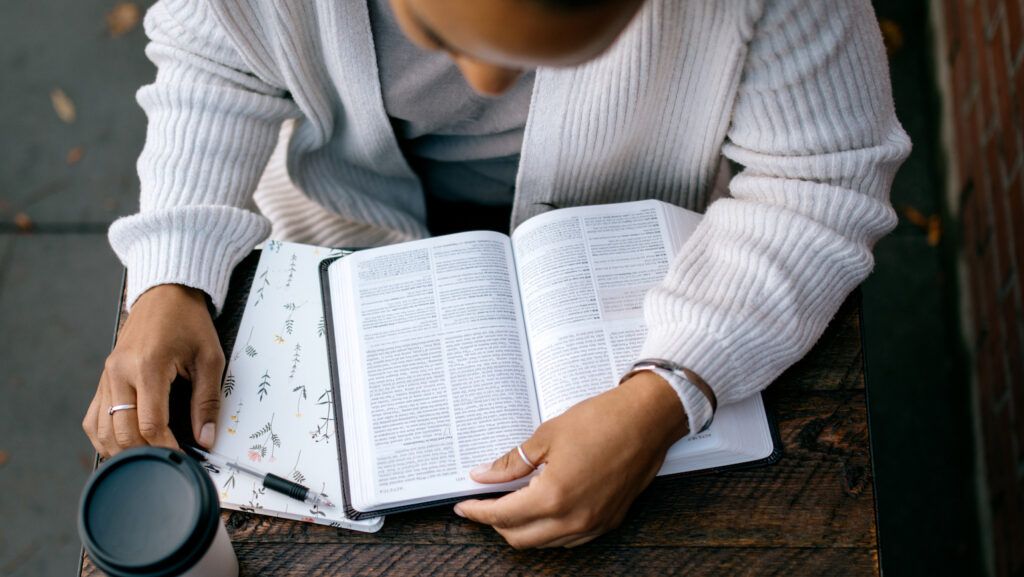 Woman reading Luke 23:34 in the Bible.